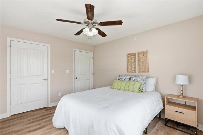 Building Photo - 2212 Chapel Hill Rd