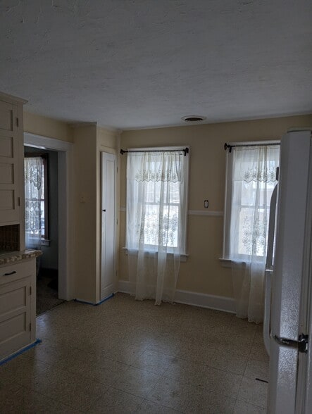 Building Photo - 663 W 7th St