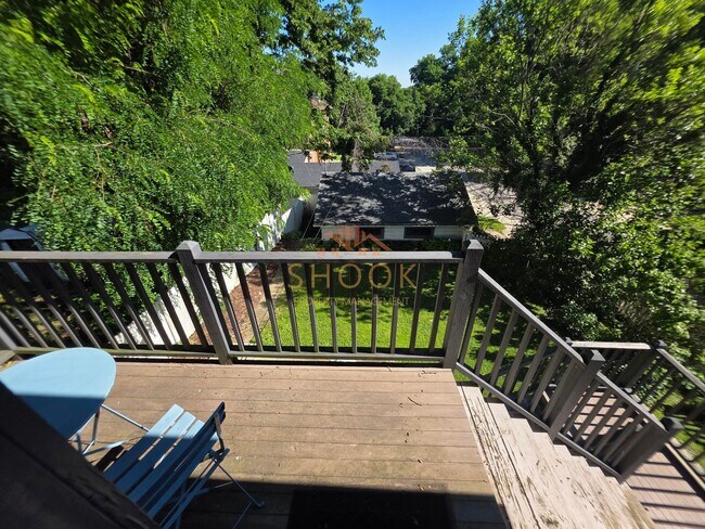 Building Photo - LARGE 4 BR HOME CLOSE TO DOWNTOWN W/ LOTS OF AMENITIES