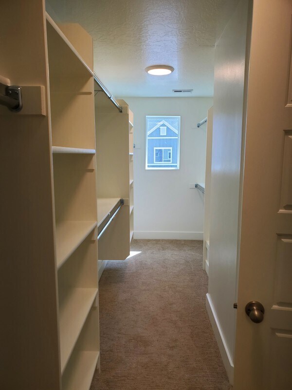 Building Photo - 980 W Vista Ridge Dr