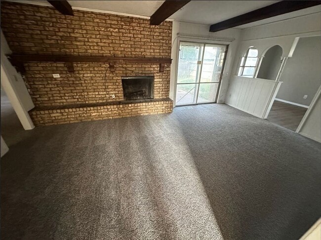 Building Photo - 4 Bed 2 Bath Available!