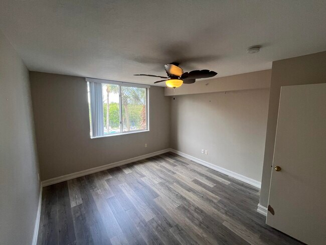 Building Photo - 1200 Scotia Dr