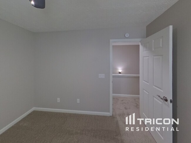 Building Photo - 1631 Royal Ives Dr SE