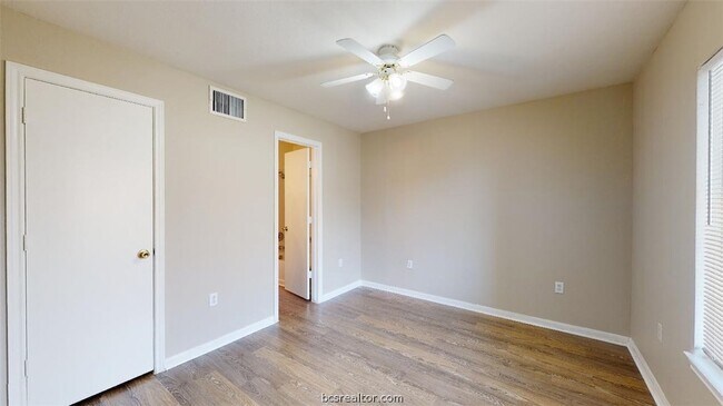 Building Photo - 523 Southwest Pkwy