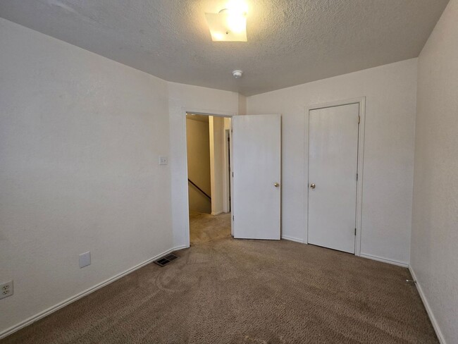 Building Photo - RENT SPECIAL - AVAILABLE NOW!