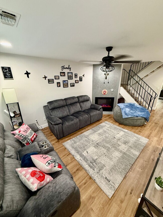 Building Photo - Beautifully 4-bedroom, 2.5-bathroom Condo—ready and waiting for you!