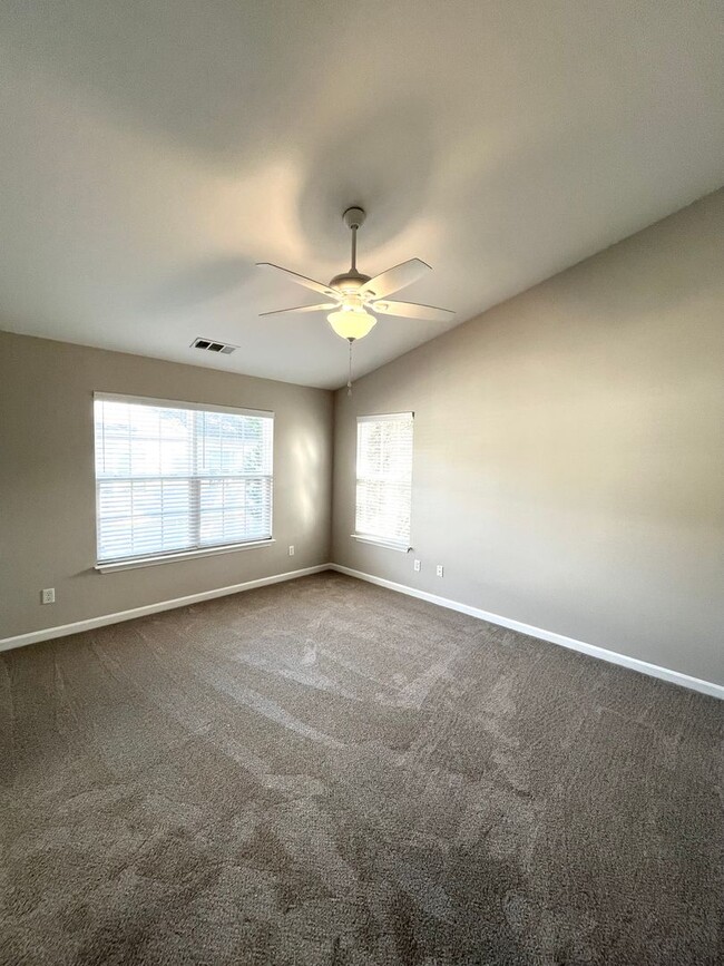 Building Photo - Newly Renovated 3 Bed, 2.5 bathroom Townhome