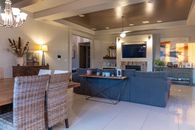 Building Photo - Stunning 4 bedroom, 2,5 bath home in West ...