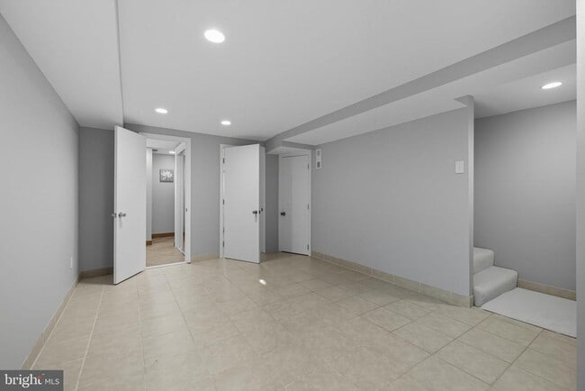 Building Photo - 6942 University Dr