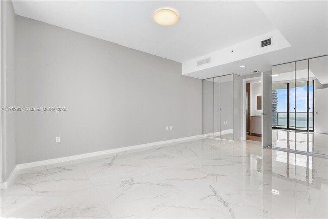 Building Photo - 1010 Brickell Ave