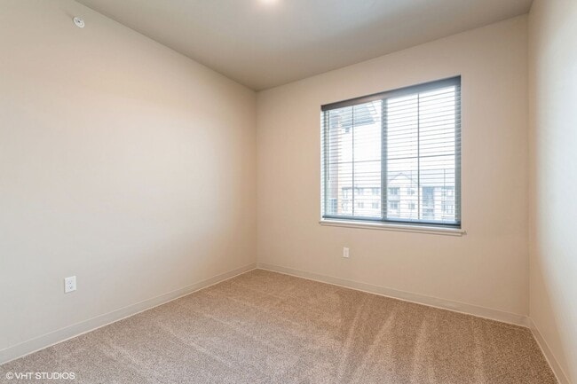 Building Photo - 3rd floor 2 bed, 1bath Apartment!