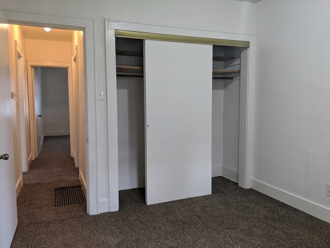 Building Photo - Nice 2-Bedroom Home for Rent in North Central Elkhart