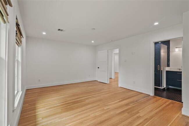 Building Photo - 312 W 31st St