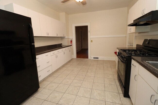 Building Photo - Live just minutes from USC, Five Points, a...