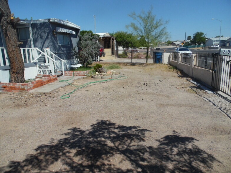 Front yard - 208 Mohawk Dr