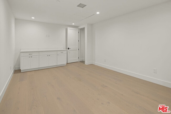 Building Photo - 306 S Anita Ave