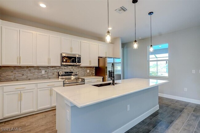 Building Photo - 428 SW 28th Pl