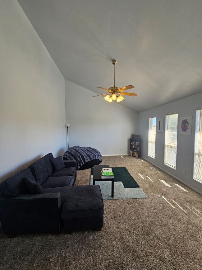 Building Photo - Beautiful, spacious single-family home