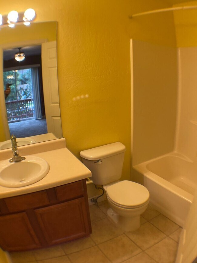 Building Photo - AVAILABLE NOW! | Townhouse in University h...