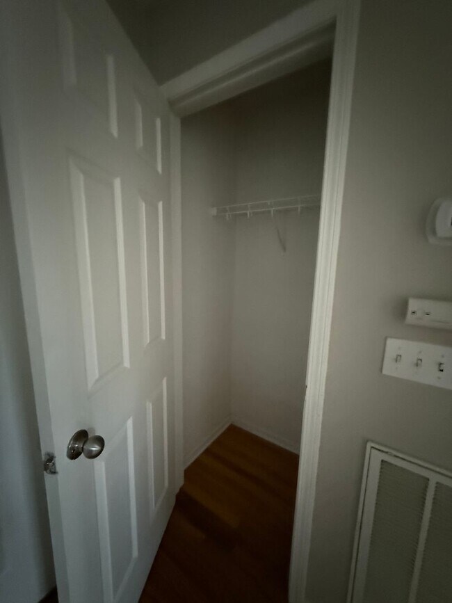 Building Photo - 1822 Holdens Hollow