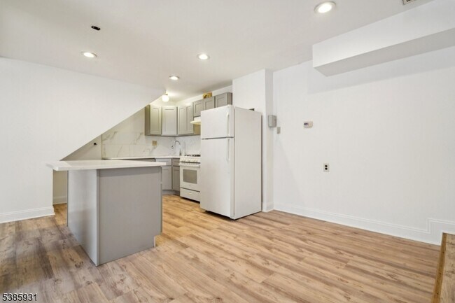 Building Photo - 109 S Orange Ave