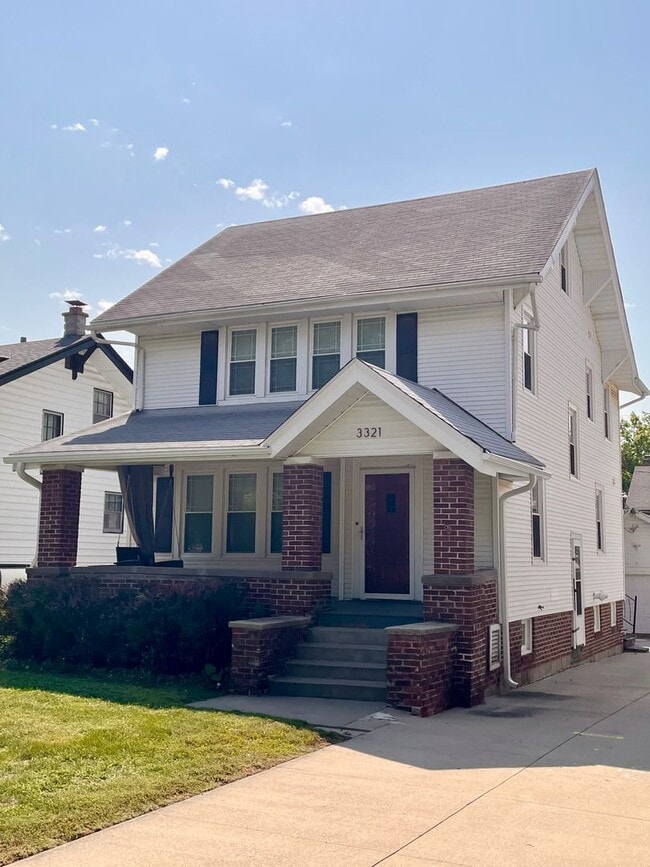 Building Photo - Beautiful & Spacious 3 Bedroom Rental Home...