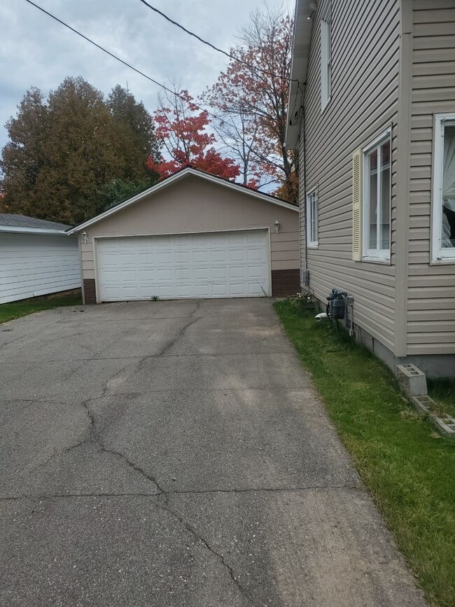 Building Photo - 4 bedroom in Hibbing