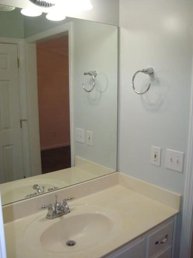 Building Photo - Ready to Rent!