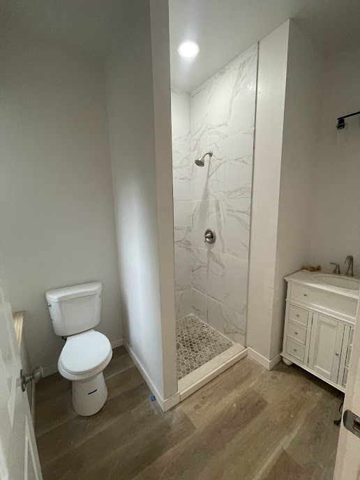 Full Bathroom - 1728 N Sydenham St