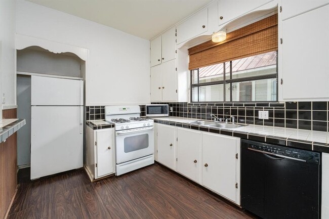 Building Photo - 304 W 35th St