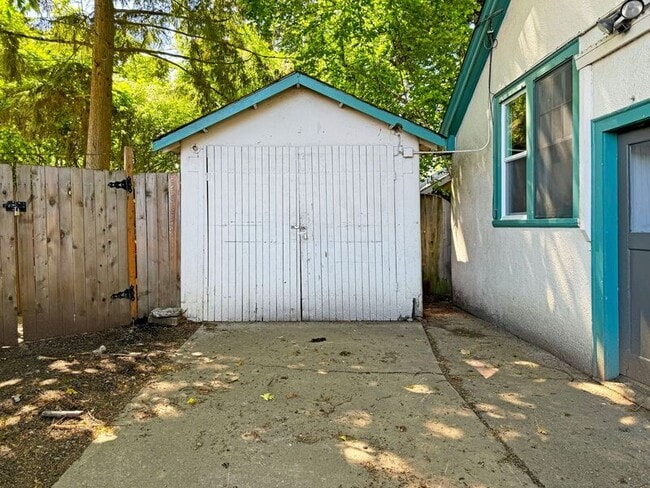 Building Photo - 1100 W 4th Ave