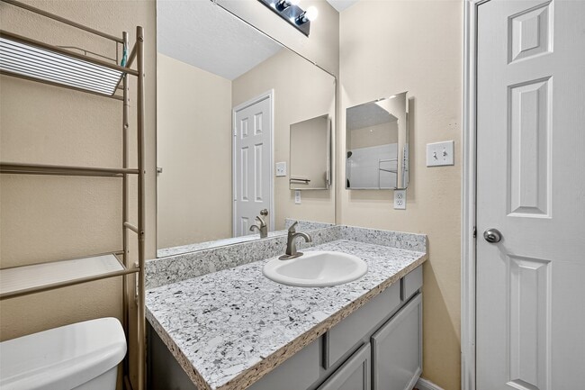 Building Photo - 15242 Kingsbridge Way
