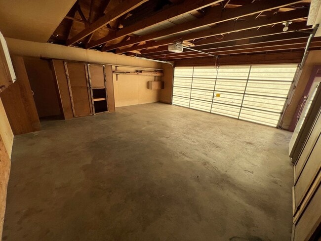 Building Photo - 3 Bed 2 Bath House with Attached 2 Car Garage & Trailer Parking