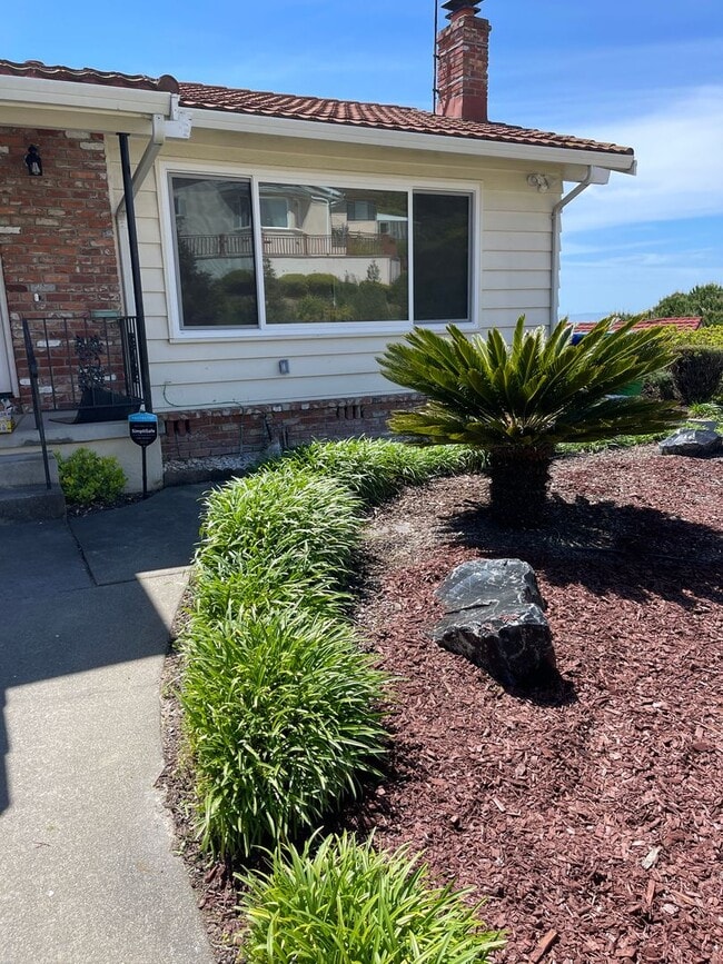 Building Photo - Newly Renovated 4 Bedroom Home with Views