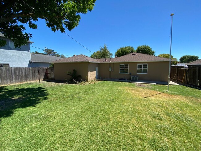 Building Photo - Charming 3 Bedroom Home in Quiet Tree-Line...