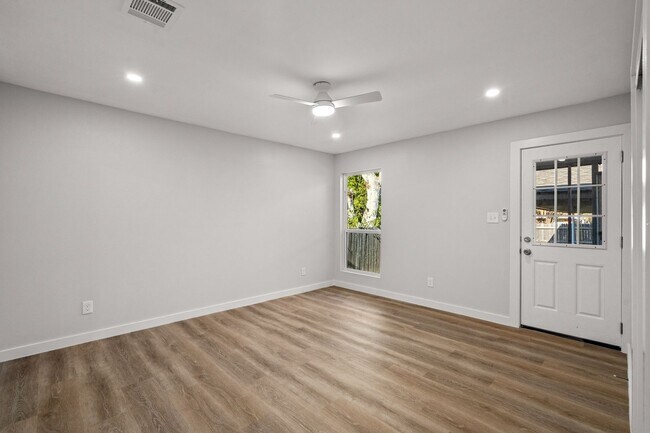 Building Photo - SW Loop 820 - 4304/4306 *Lease Up Only*