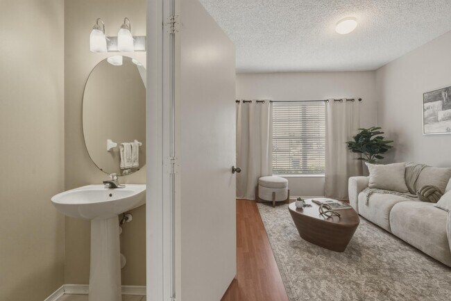Building Photo - 16635 Hemingway Dr