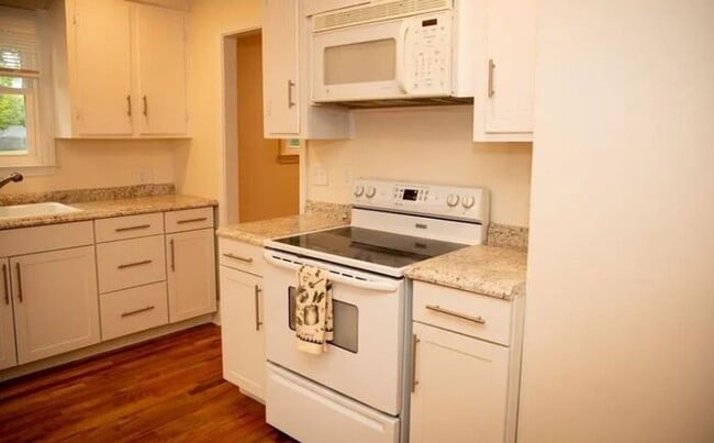 Building Photo - 1420 S Kilbourne Rd