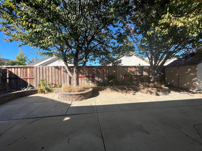 Building Photo - Beautiful Clean 3 Bedroom 2 Bath 1451 Sqft...