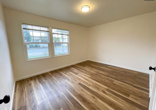 Building Photo - SPACIOUS 2bed/1bath unit available now!!