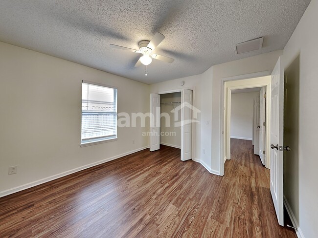 Building Photo - 12582 Ayrshire St E