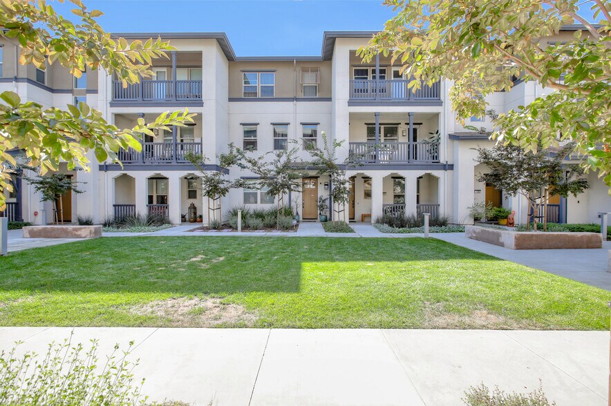 Building Photo - 457 Diller St