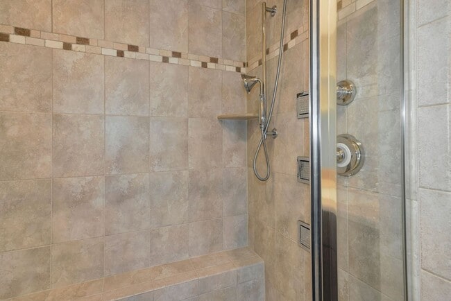 Building Photo - Charming 3 bedroom 3.5 Bathroom Row Home