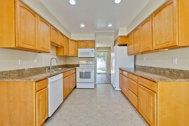 Building Photo - Reduced-Beautiful 3 bedroom 2 bath Single Family Home $4395