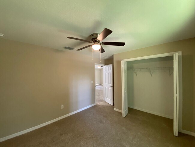 Building Photo - Custom Home - Desirable SE Ocala Neighborh...