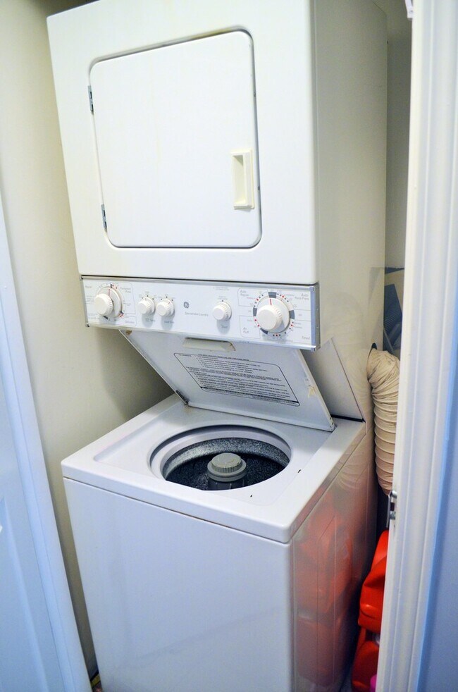 Building Photo - AVAILABLE NOW!  Want a GREAT Location?  Want an Average LGE Bill of $30/mo??  This Beautiful 1 Be...