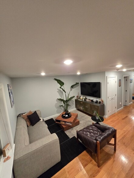 Primary Photo - 216 E Eagle St