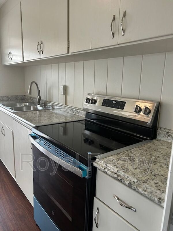 Building Photo - 1380 Uila St