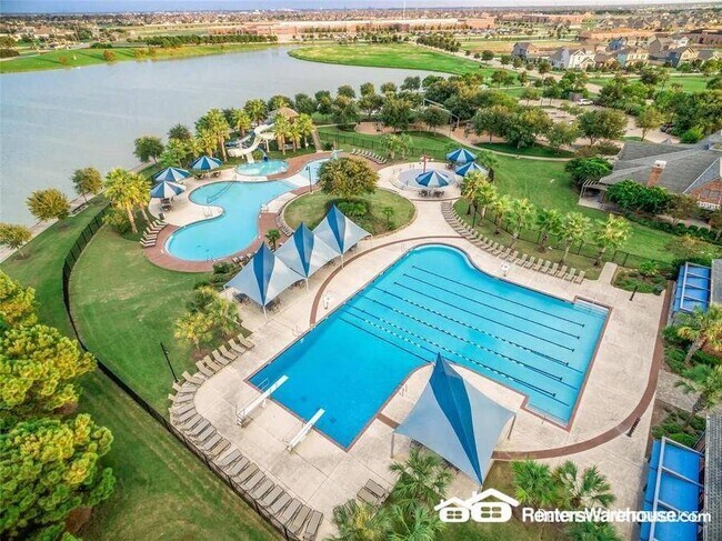 Building Photo - Stunning 3 bedroom, 2 bath in ideal location!