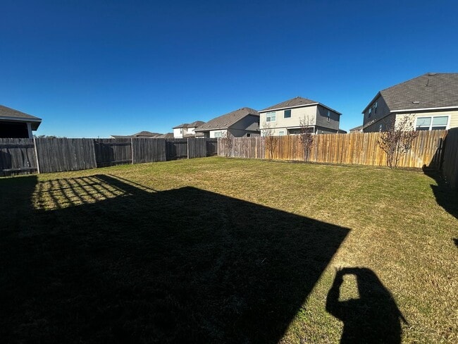Building Photo - 3BR/2BA single-family home with fenced yard and attached garage in Jarrell, TX.